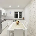 Ivana Apartment *