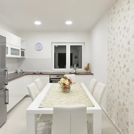 Ivana Apartamento *
